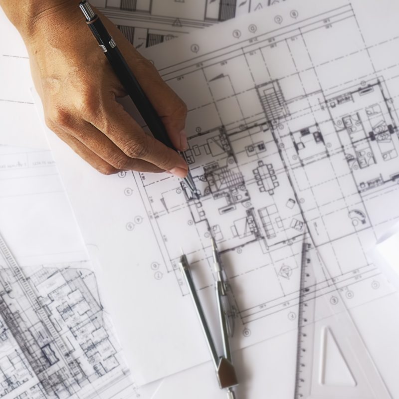 manos-ingeniero-que-trabajan-blueprint-concepto-construccion-herramientas-ingenieria-vintage-efecto-filtro-retro-tono-enfoque-suave-enfoque-selectivo